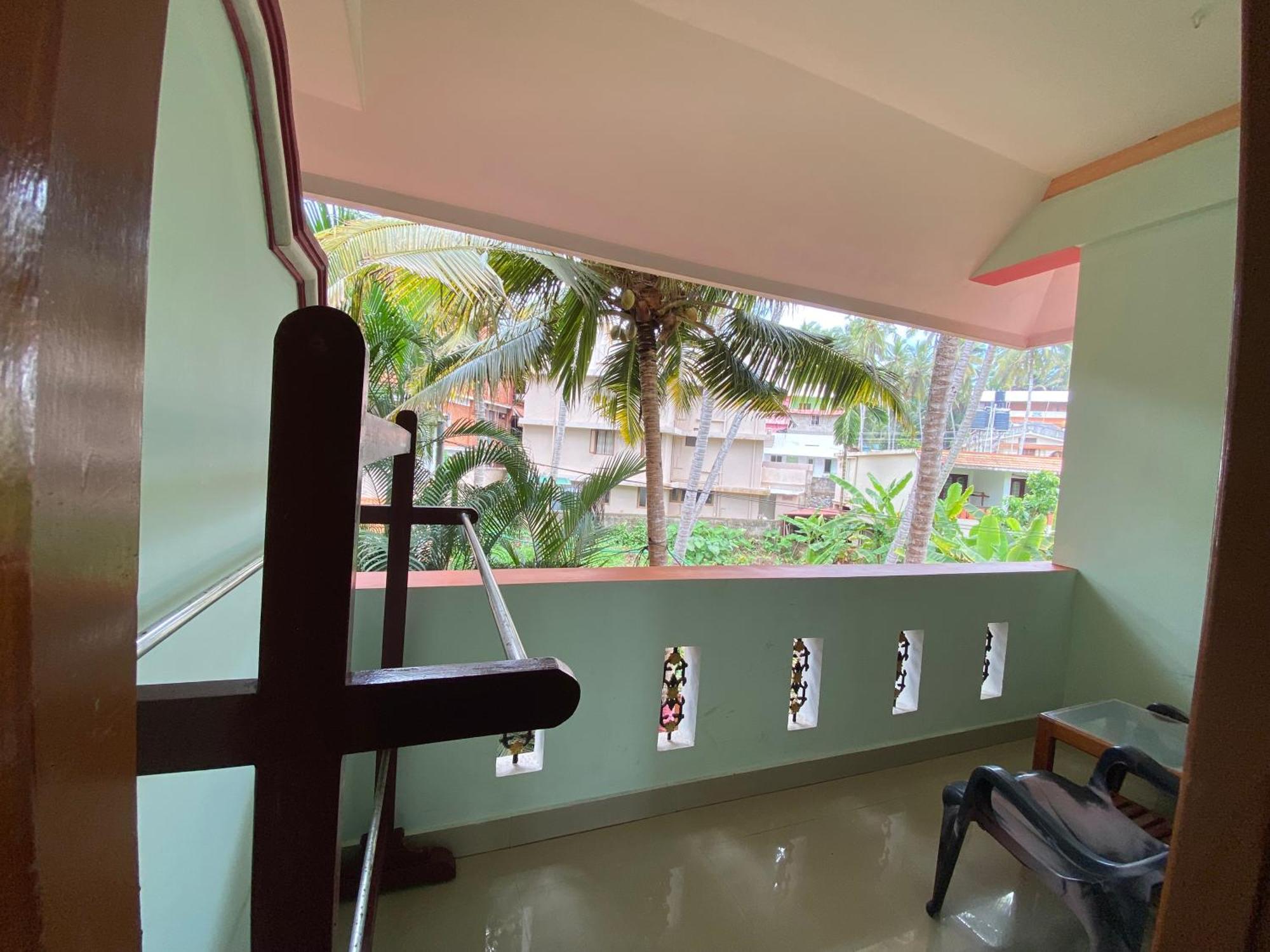 Packbag Comfort Bed & Breakfast Kovalam Ngoại thất bức ảnh